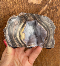 Load image into Gallery viewer, Dugway Geode Polished face
