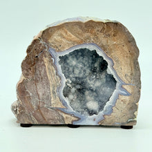 Load image into Gallery viewer, Utah Dugway Geode with crystal formation 
