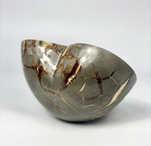Load image into Gallery viewer, 3d Utah Septarian polished Heart
